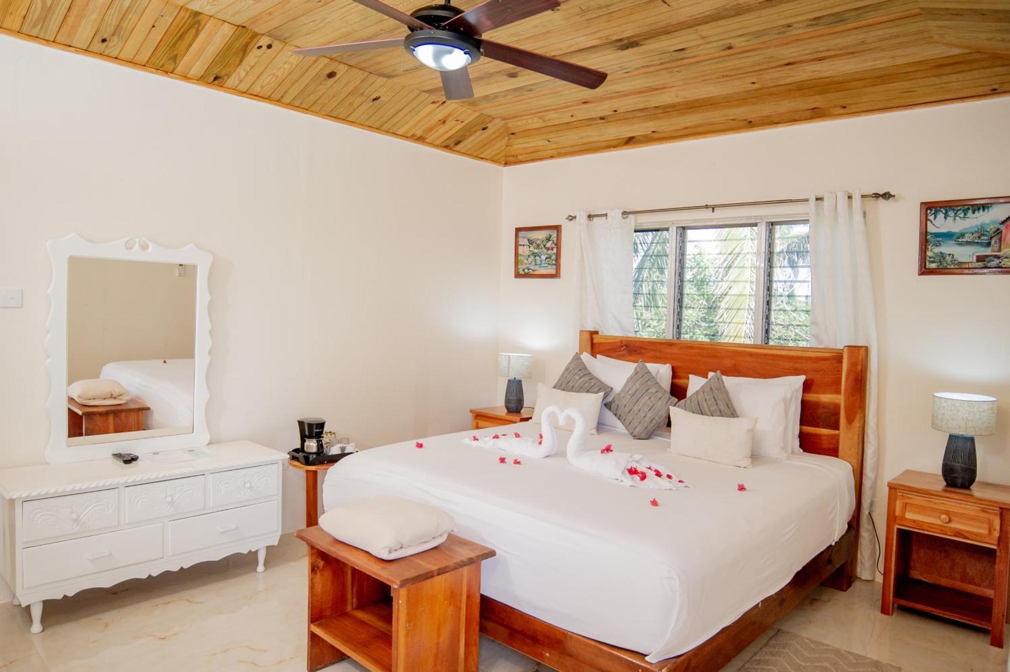 Beyond Sunset Resort & Villas Treasure Beach Bagian luar foto